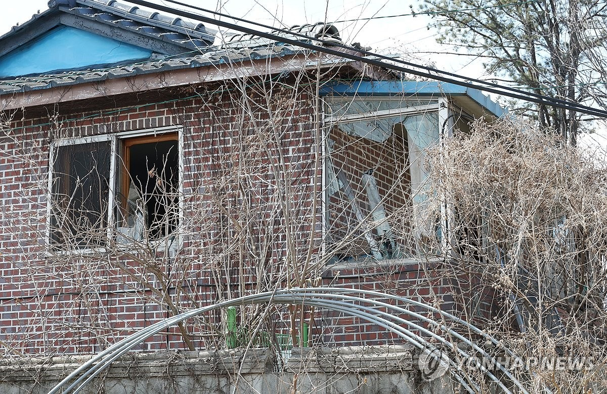 Nhiều ngôi nhà bị hư hại. (Ảnh: Yonhap)