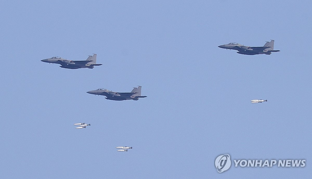 Các máy bay tham gia cuộc tập trận bắn đạn thật sáng 6/3. (Ảnh: Yonhap)