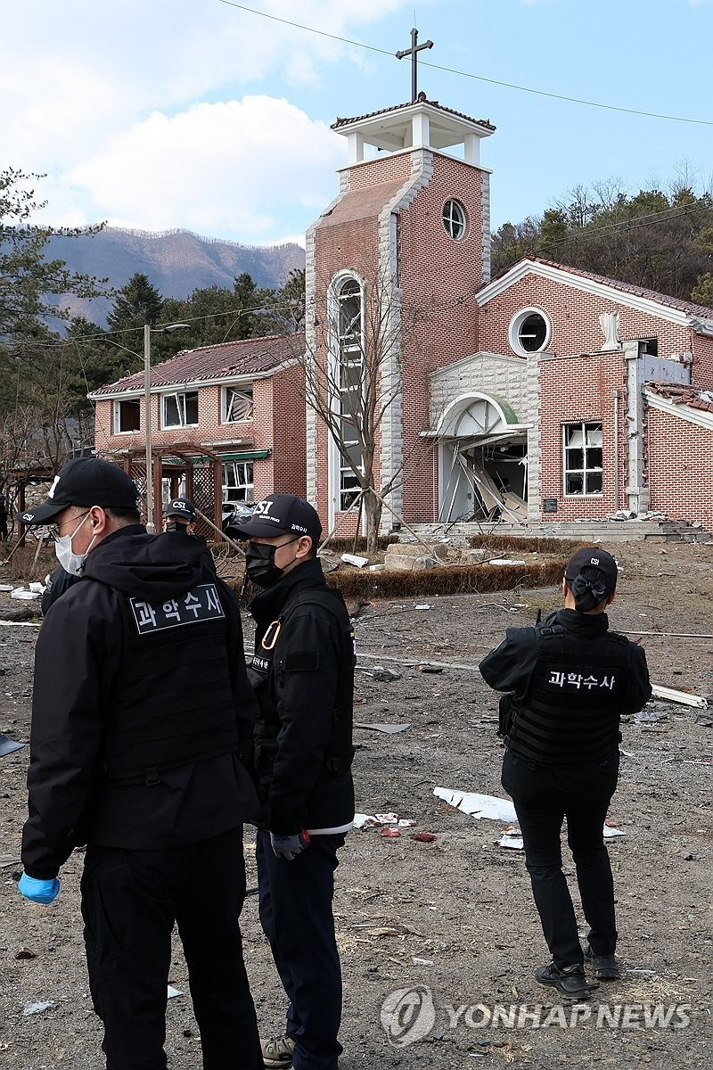 Hiện trường vụ bom rơi xuống khu dân cư. (Ảnh: Yonhap)