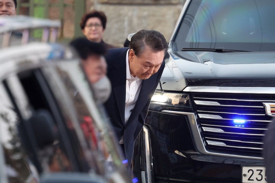 Tổng thống Yoon rời khỏi trại giam trong tiếng reo hò của những người ủng hộ. (Ảnh: Reuters)