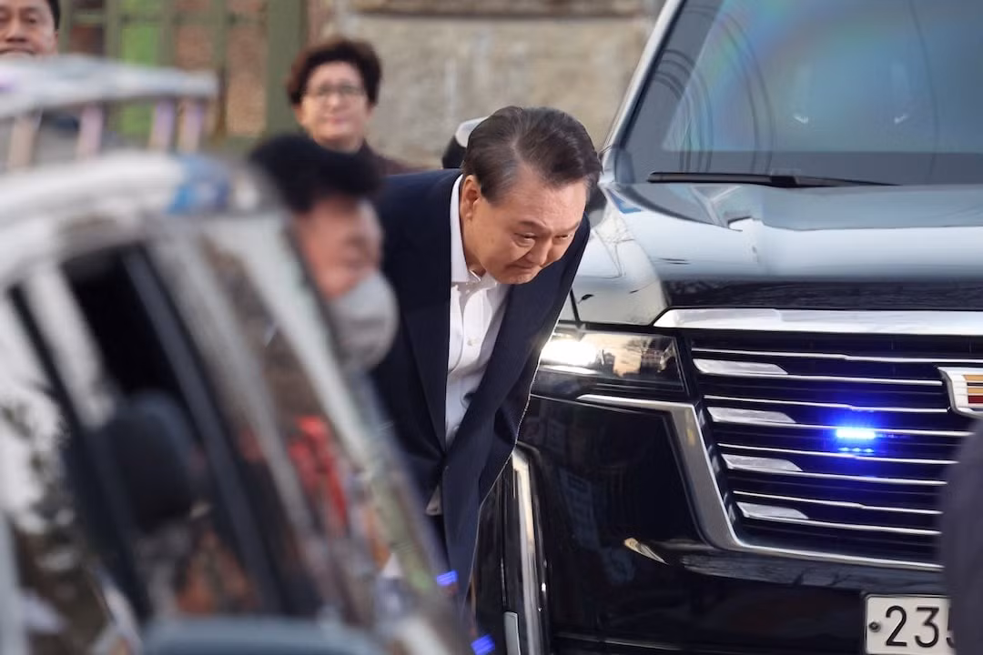 Tổng thống Yoon rời khỏi trại giam trong tiếng reo hò của những người ủng hộ. (Ảnh: Reuters)