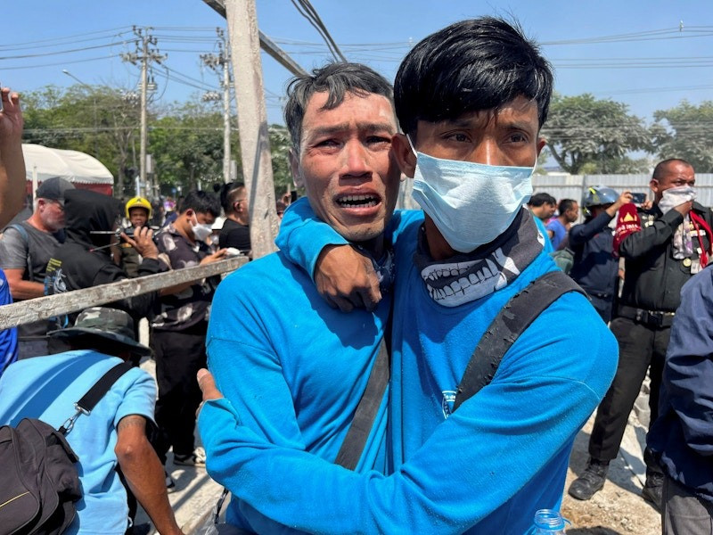 Các nhân chứng đứng gần hiện trường vụ sập nhà ở Bangkok. (Ảnh: Reuters)