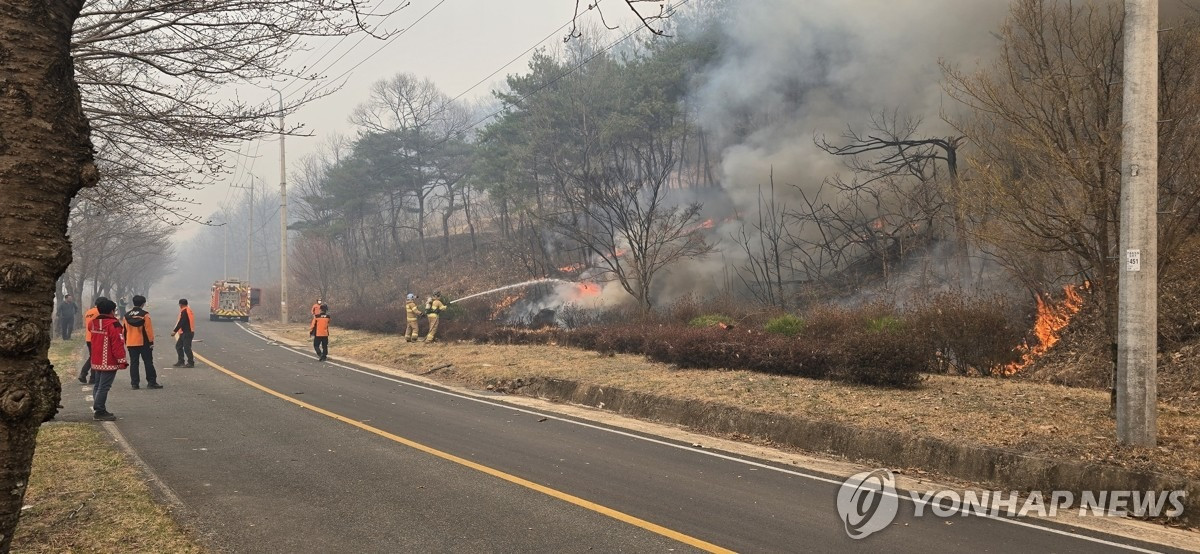 Lực lượng chức năng vất vả khống chế ngọn lửa. (Ảnh: Yonhap) Lực lượng chức năng vất vả khống chế ngọn lửa. (Ảnh: Yonhap)