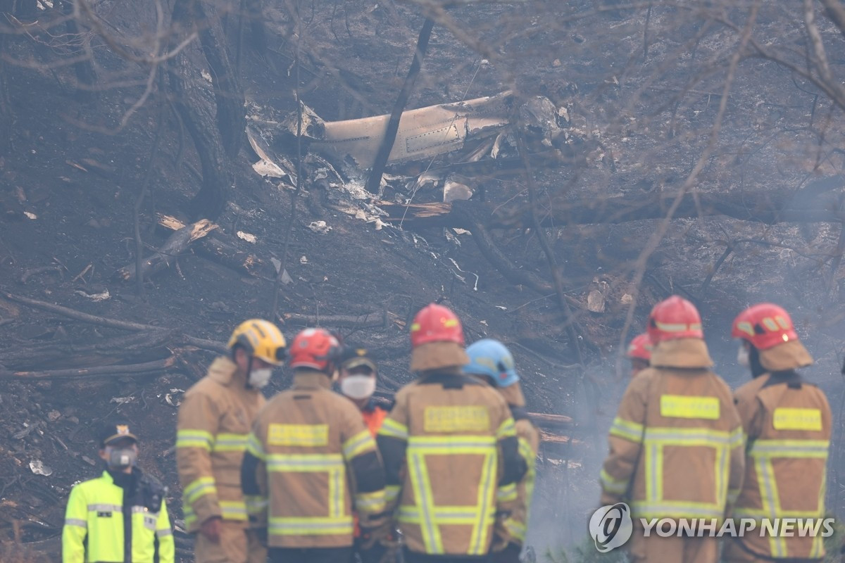 Xác chiếc trực thăng gặp tai nạn. (Ảnh: Yonhap) Xác chiếc trực thăng gặp tai nạn. (Ảnh: Yonhap)