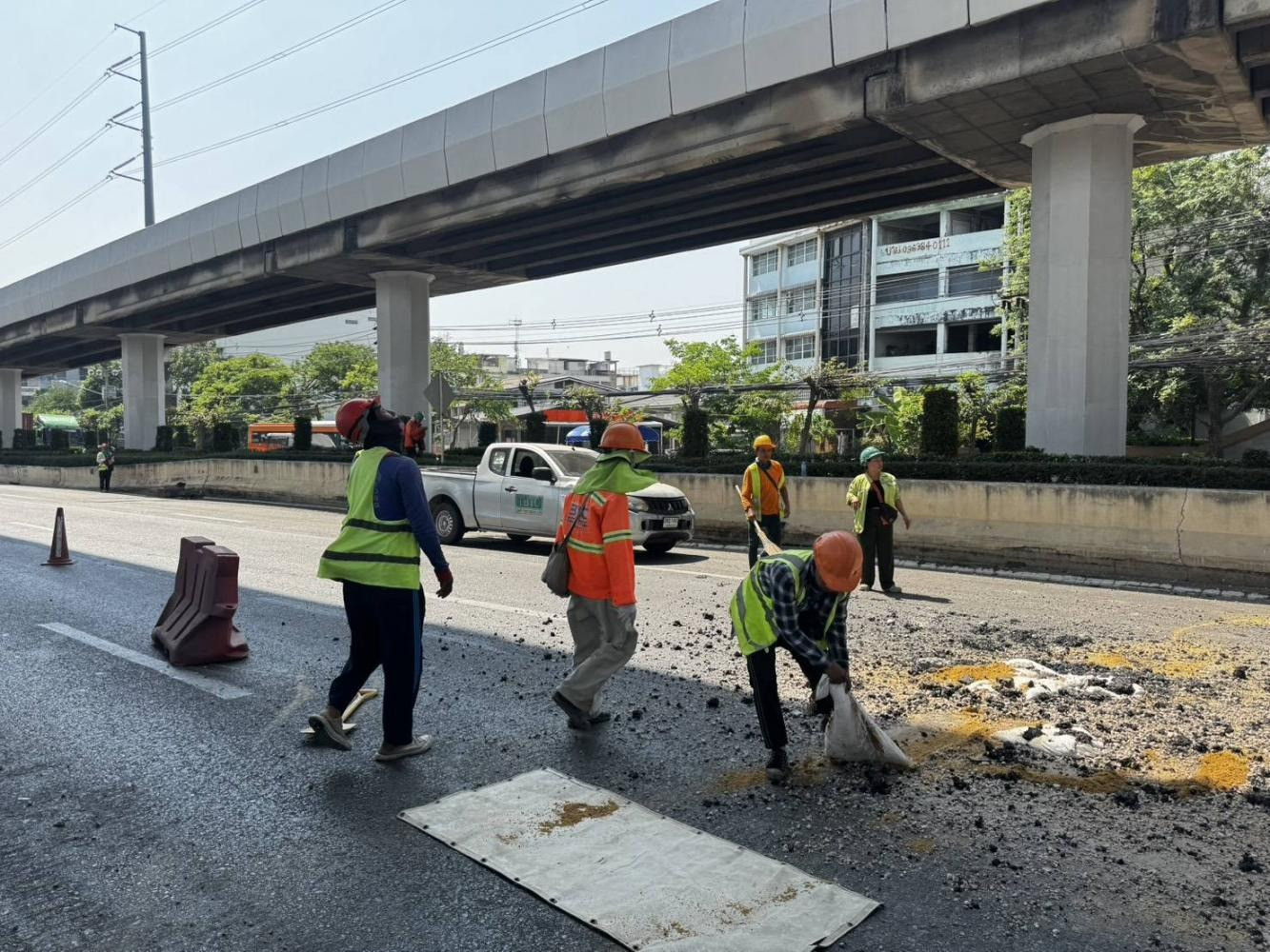 Công nhân dọn dẹp mảnh vỡ từ các tòa nhà. (Ảnh: Bangkok Post)