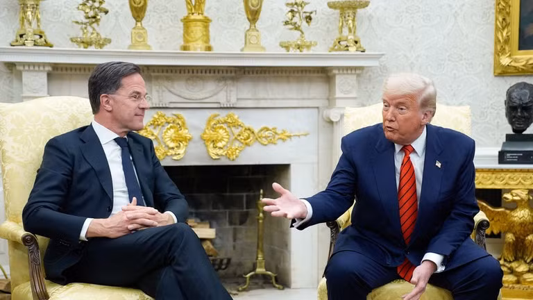Tổng thống Mỹ Donald Trump và Tổng thư ký NATO Mark Rutte trò chuyện với các nhà báo tại Washington hôm 13/3. (Ảnh: CNP)