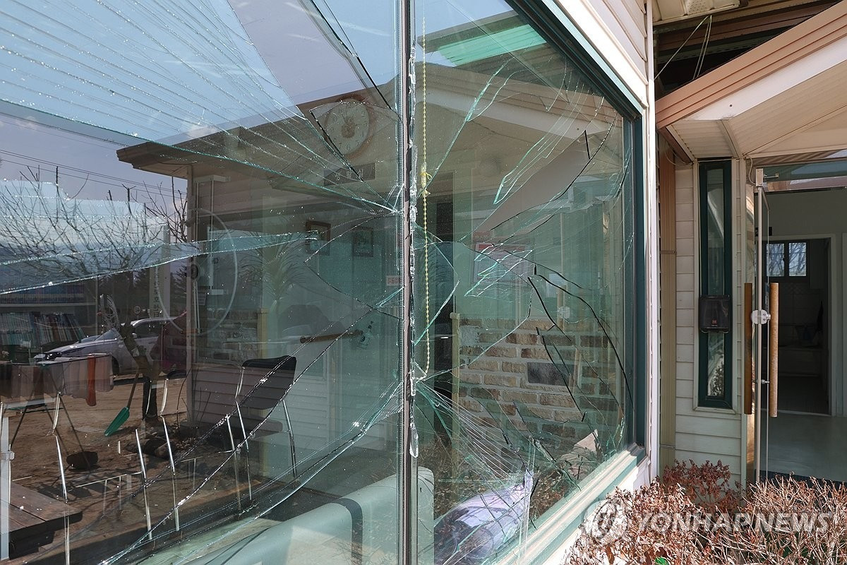 Một số ngôi nhà và nhà thờ bị hư hại. (Ảnh: Yonhap)