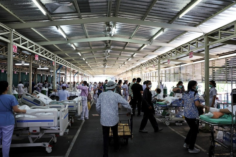 Các bệnh nhân tại bệnh viện Rajavithi được sơ tán. (Ảnh: Reuters)