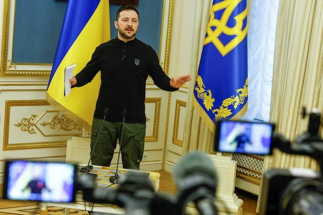 Tổng thống Ukraine họp báo ngày 25/3. (Ảnh: Reuters)