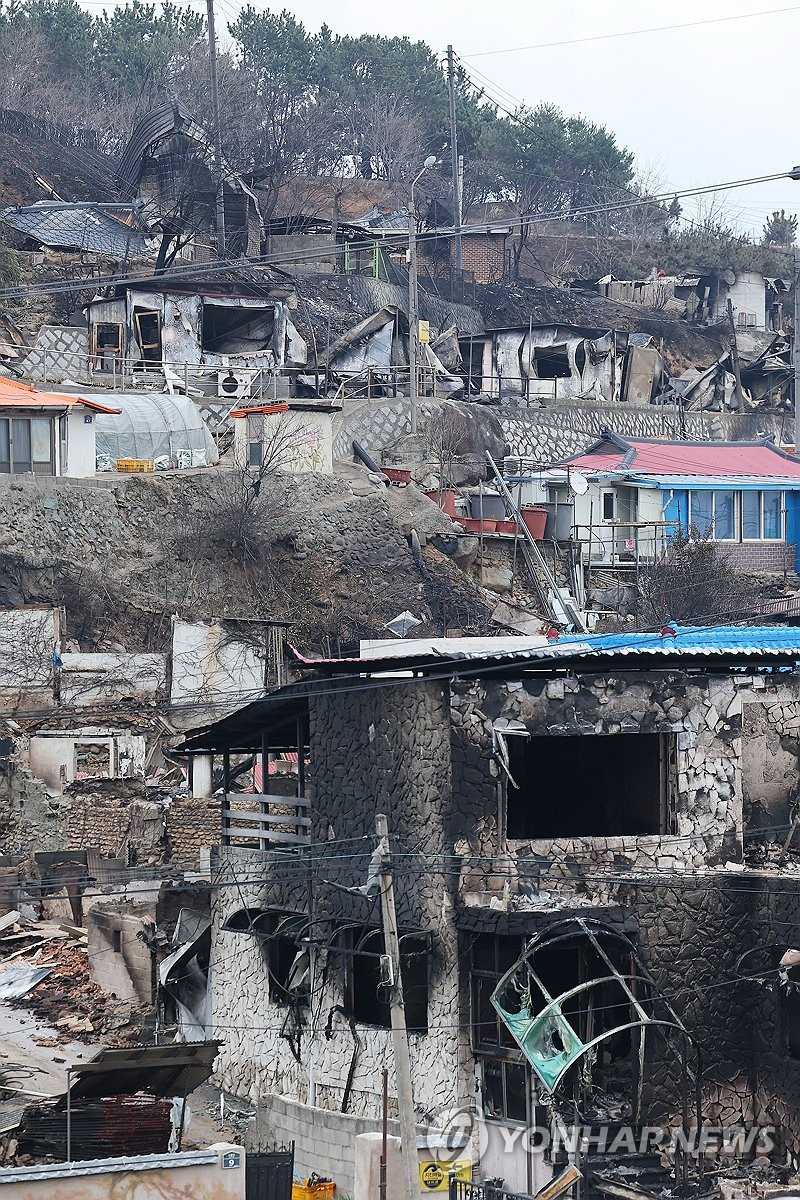 Nhiều ngôi nhà bị thiêu rụi ở Bắc Gyeongsang. (Ảnh: Yonhap) Nhiều ngôi nhà bị thiêu rụi ở Bắc Gyeongsang. (Ảnh: Yonhap)