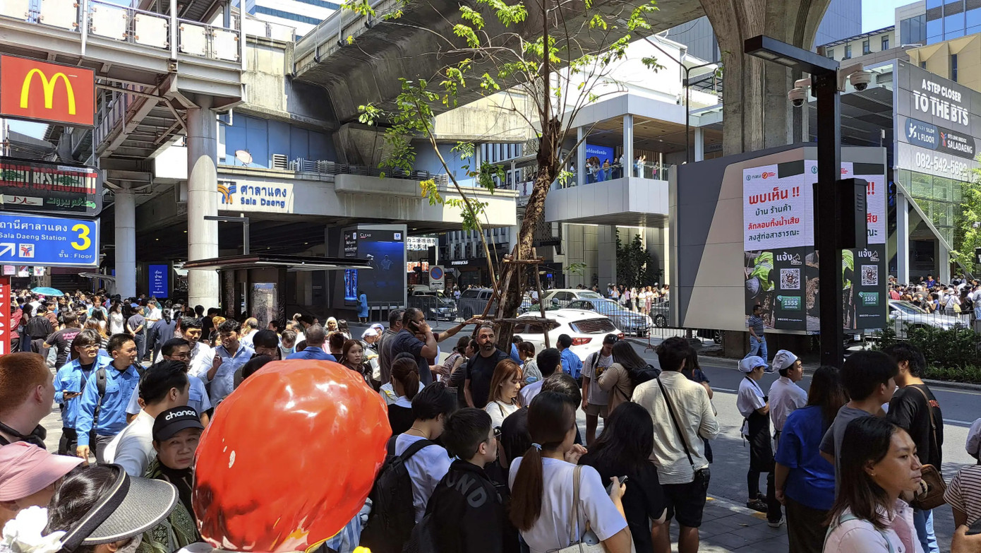 Người dân Bangkok hoảng sợ chạy xuống đường. (Ảnh: Reuters)