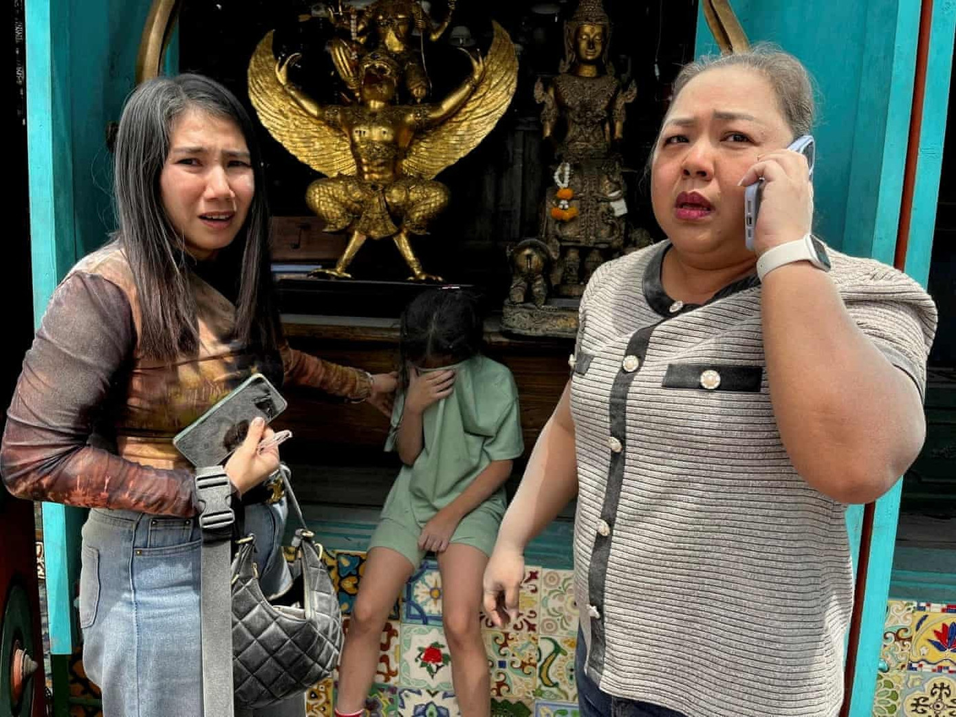 Các nhân chứng đứng gần hiện trường vụ sập nhà ở Bangkok. (Ảnh: Reuters)