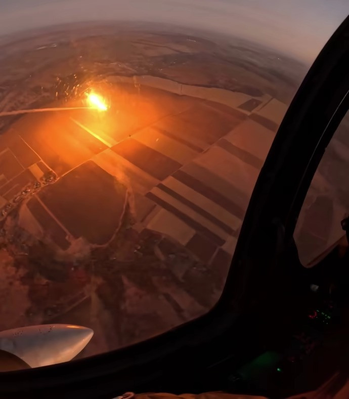 Hình ảnh phi công điều khiển tiêm kích Mirage-2000 bắn hạ tên lửa Nga. (Ảnh: Pravda) Hình ảnh phi công điều khiển tiêm kích Mirage-2000 bắn hạ tên lửa Nga. (Ảnh: Pravda)