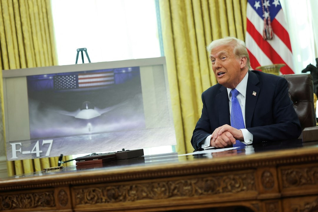 Tổng thống Trump giới thiệu mẫu máy bay F-47. (Ảnh: Reuters) Tổng thống Trump giới thiệu mẫu máy bay F-47. (Ảnh: Reuters)