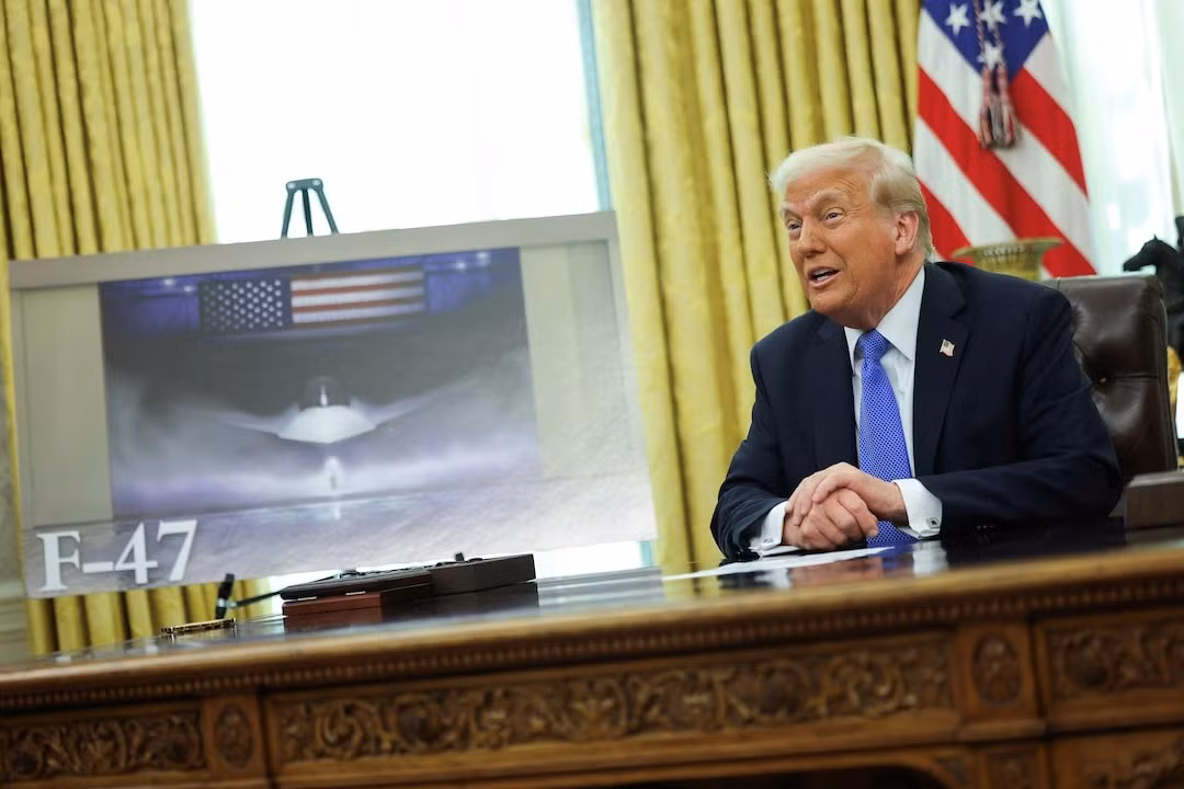 Tổng thống Trump giới thiệu mẫu máy bay F-47. (Ảnh: Reuters) Tổng thống Trump giới thiệu mẫu máy bay F-47. (Ảnh: Reuters)