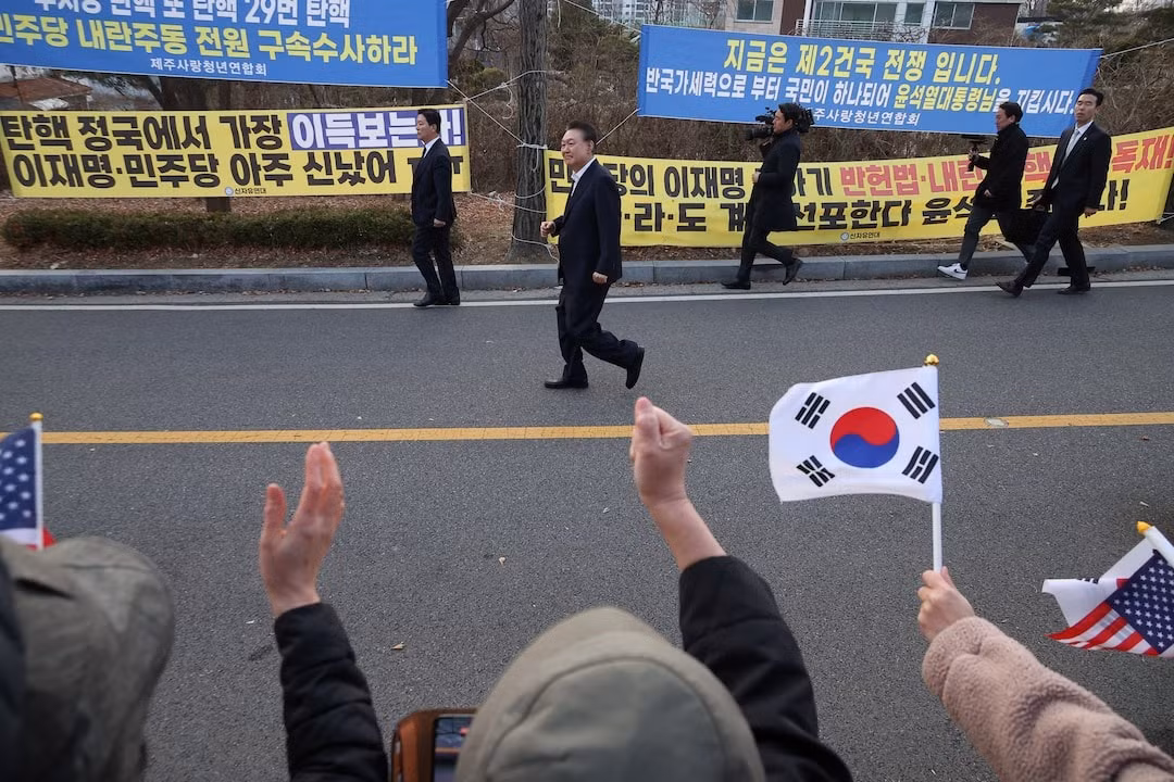 Tổng thống Yoon rời khỏi trại giam trong tiếng reo hò của những người ủng hộ. (Ảnh: Reuters)