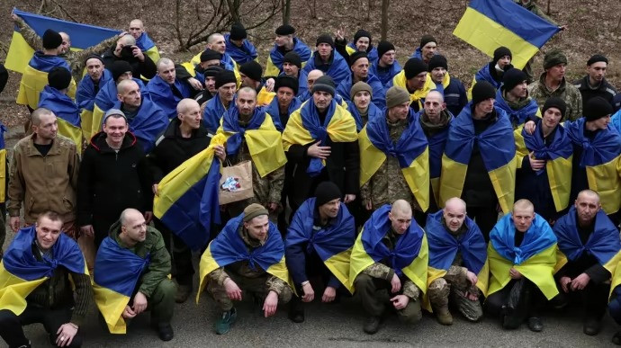 Các tù binh Ukraine được trả tự do. (Ảnh: Pravda)