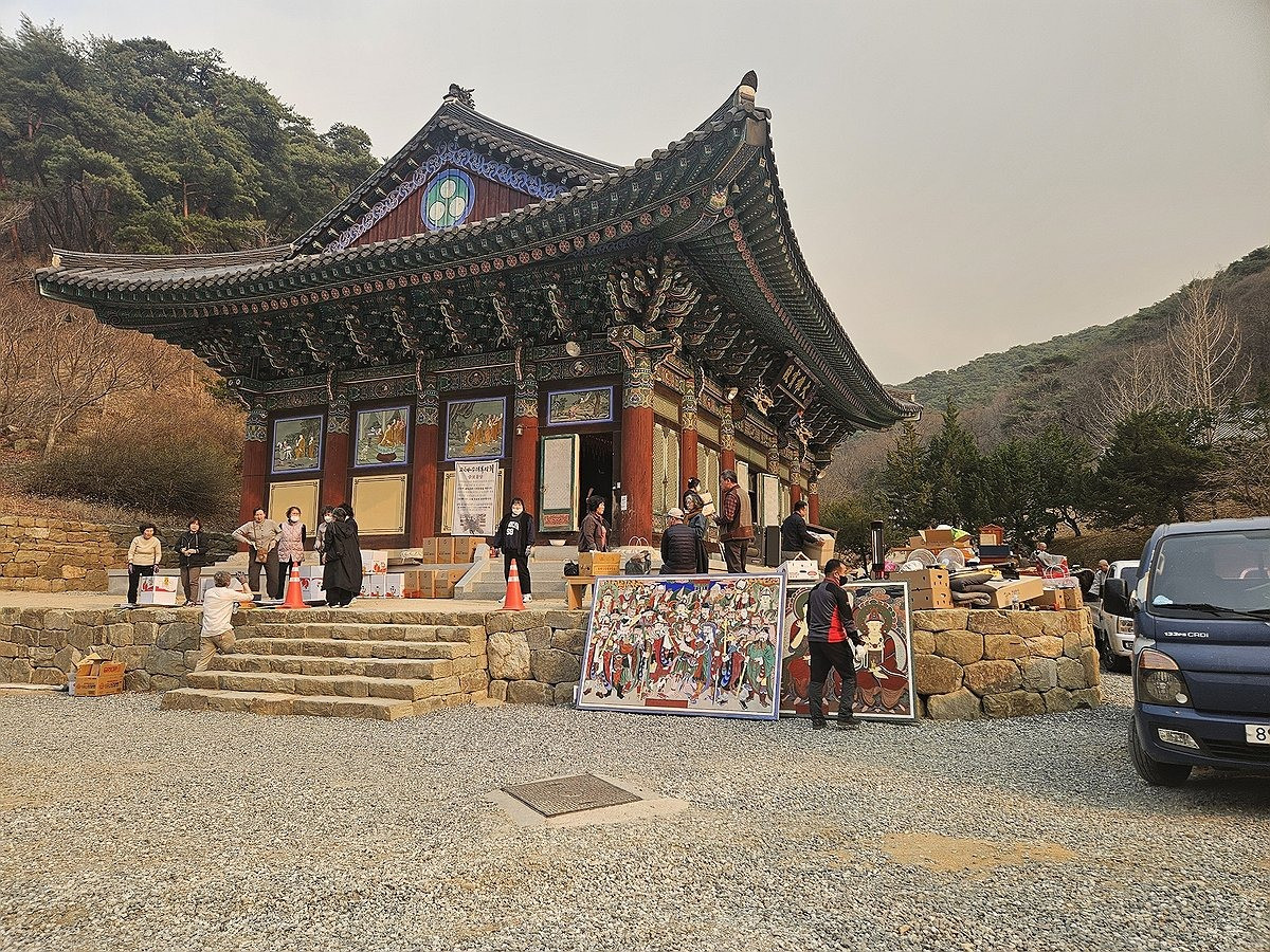 Tượng phật và các cổ vật ở chùa Gounsa được đưa đến nơi an toàn. (Ảnh: Yonhap) Tượng phật và các cổ vật ở chùa Gounsa được đưa đến nơi an toàn. (Ảnh: Yonhap)