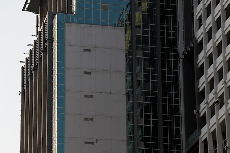 Một toà nhà bệnh viện bị nứt tường. (Ảnh: Reuters)