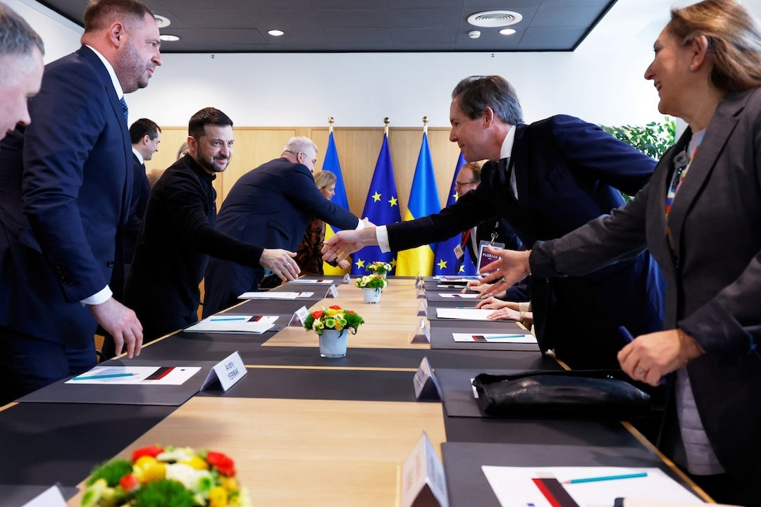 Tổng thống Ukraine bắt tay các lãnh đạo châu Âu tại Brussels (Bỉ) ngày 6/3. (Ảnh: Reuters) Tổng thống Ukraine bắt tay các lãnh đạo châu Âu tại Brussels (Bỉ) ngày 6/3. (Ảnh: Reuters)