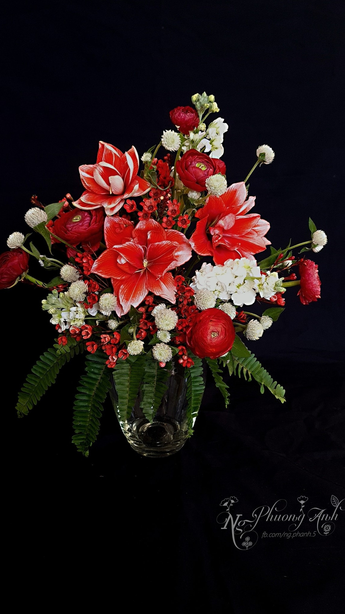 Những bó hoa cưới do chị Phương Anh thực hiện từ hoa huệ tây trong vườn nhà