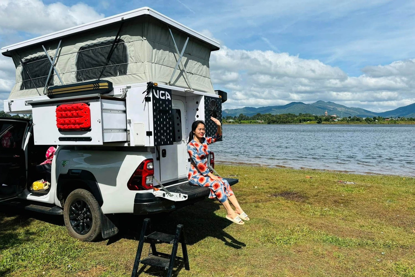 Khi di chuyển, thùng xe được thiết kế phù hợp quy định chiều cao, chiều rộng. Khi dừng đỗ, thùng xe "biến" thành không gian rộng, phục vụ nhu cầu sinh hoạt của gia đình Khi di chuyển, thùng xe được thiết kế phù hợp quy định chiều cao, chiều rộng. Khi dừng đỗ, thùng xe "biến" thành không gian rộng, phục vụ nhu cầu sinh hoạt của gia đình