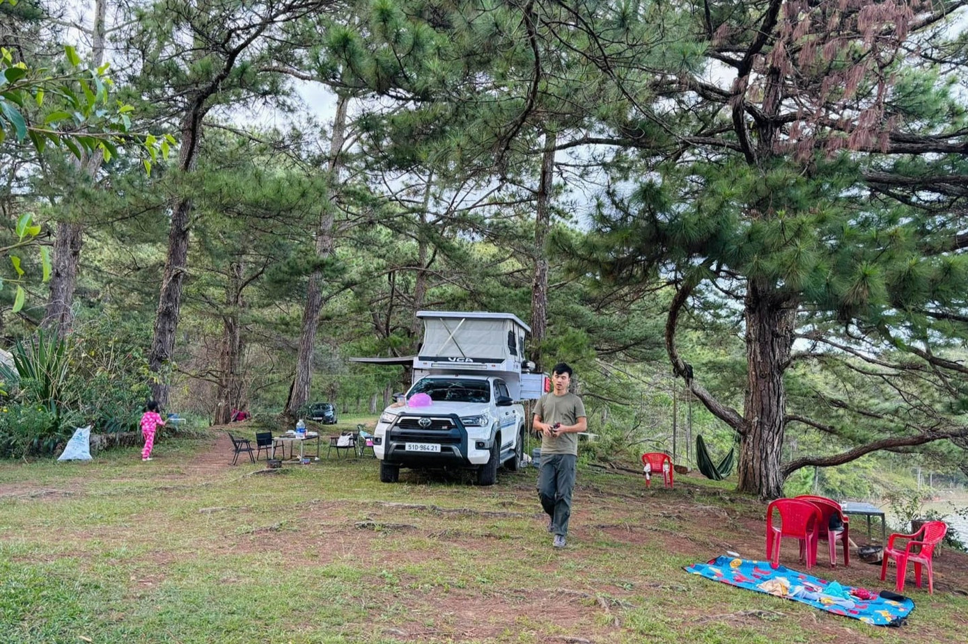 Gia đình làm quen với "ngôi nhà di động" bằng chuyến đi Tây Nguyên. Vợ chồng anh Tâm cho con cắm trại giữa rừng, tắm suối, vui chơi Gia đình làm quen với "ngôi nhà di động" bằng chuyến đi Tây Nguyên. Vợ chồng anh Tâm cho con cắm trại giữa rừng, tắm suối, vui chơi