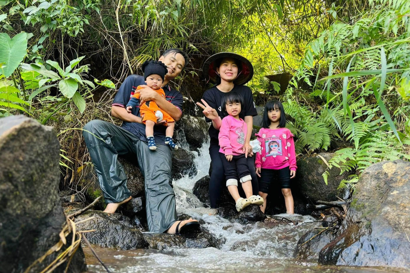 Gia đình làm quen với "ngôi nhà di động" bằng chuyến đi Tây Nguyên. Vợ chồng anh Tâm cho con cắm trại giữa rừng, tắm suối, vui chơi Gia đình làm quen với "ngôi nhà di động" bằng chuyến đi Tây Nguyên. Vợ chồng anh Tâm cho con cắm trại giữa rừng, tắm suối, vui chơi
