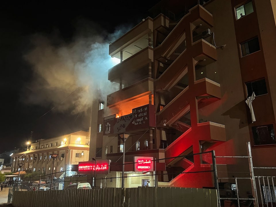 Bệnh viện Nasser chìm trong biển lửa tối 23/3. (Ảnh: Reuters) Bệnh viện Nasser chìm trong biển lửa tối 23/3. (Ảnh: Reuters)