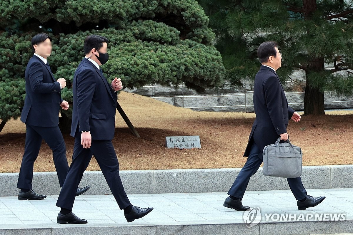 Ông Lee được bảo vệ bởi vệ sĩ. (Ảnh: Yonhap) Ông Lee được bảo vệ bởi vệ sĩ. (Ảnh: Yonhap)