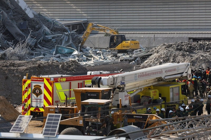 Lực lượng cứu hộ tại hiện trường vụ sập toà nhà cao tầng đang xây ở Bangkok. (Ảnh: Reuters)