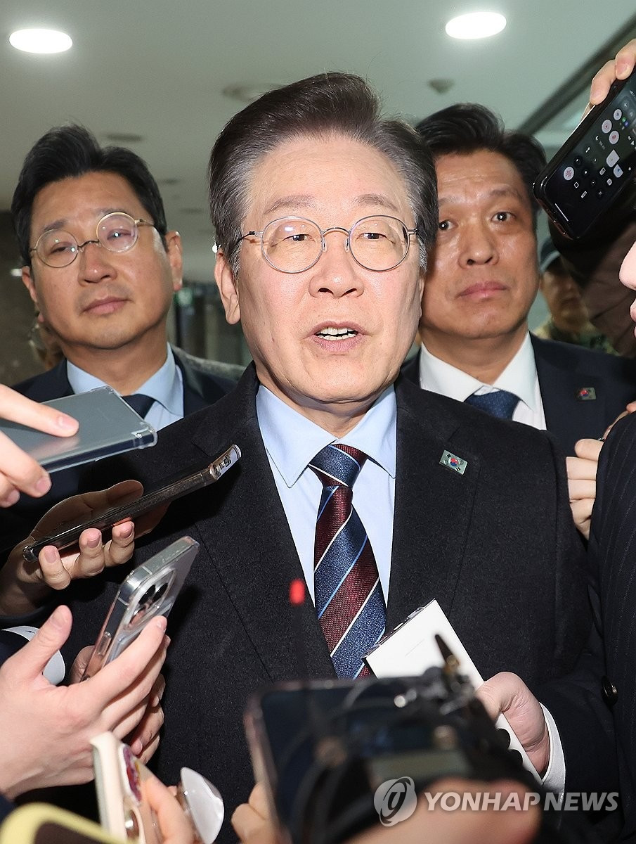 Ông Lee Jae-myung trả lời báo giới ngày 7/3. (Ảnh: Yonhap) Ông Lee Jae-myung trả lời báo giới ngày 7/3. (Ảnh: Yonhap)