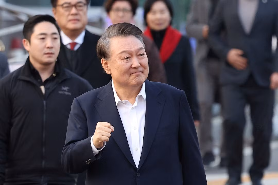 Tổng thống Yoon rời khỏi trại giam trong tiếng reo hò của những người ủng hộ. (Ảnh: Reuters)