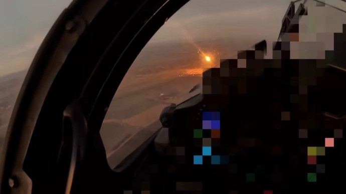 Hình ảnh phi công điều khiển tiêm kích Mirage-2000 bắn hạ tên lửa Nga. (Ảnh: Pravda) Hình ảnh phi công điều khiển tiêm kích Mirage-2000 bắn hạ tên lửa Nga. (Ảnh: Pravda)