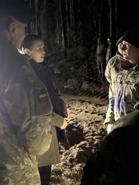 Bộ trưởng Quốc phòng Dovile Sakaliene và Tổng tư lệnh quân đội Lithuania Raimundas Vaiksnoras thị sát quá trình tìm kiếm bốn binh sĩ Mỹ mất tích. (Ảnh: Reuters) Bộ trưởng Quốc phòng Dovile Sakaliene và Tổng tư lệnh quân đội Lithuania Raimundas Vaiksnoras thị sát quá trình tìm kiếm bốn binh sĩ Mỹ mất tích. (Ảnh: Reuters)