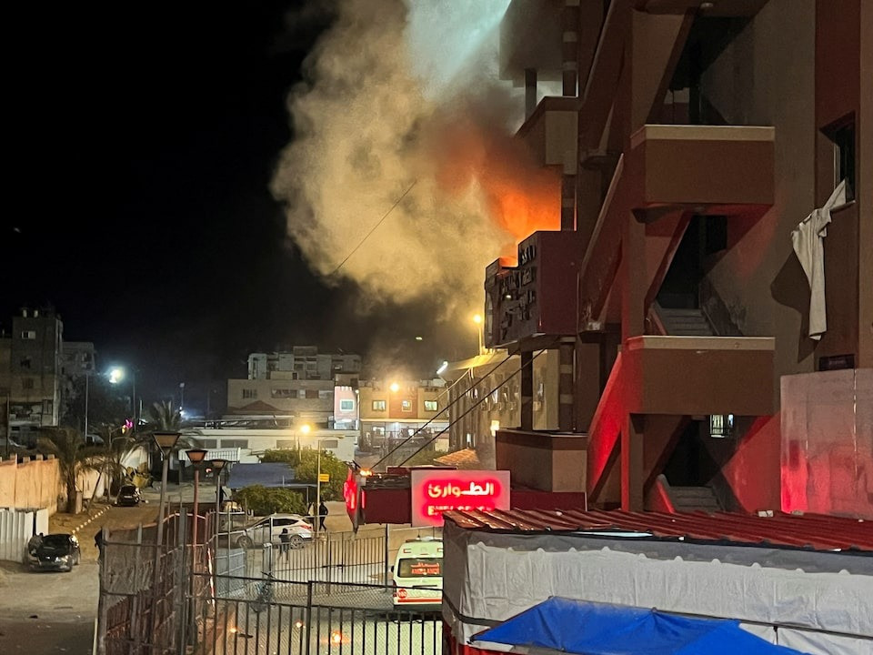 Bệnh viện Nasser chìm trong biển lửa tối 23/3. (Ảnh: Reuters) Bệnh viện Nasser chìm trong biển lửa tối 23/3. (Ảnh: Reuters)