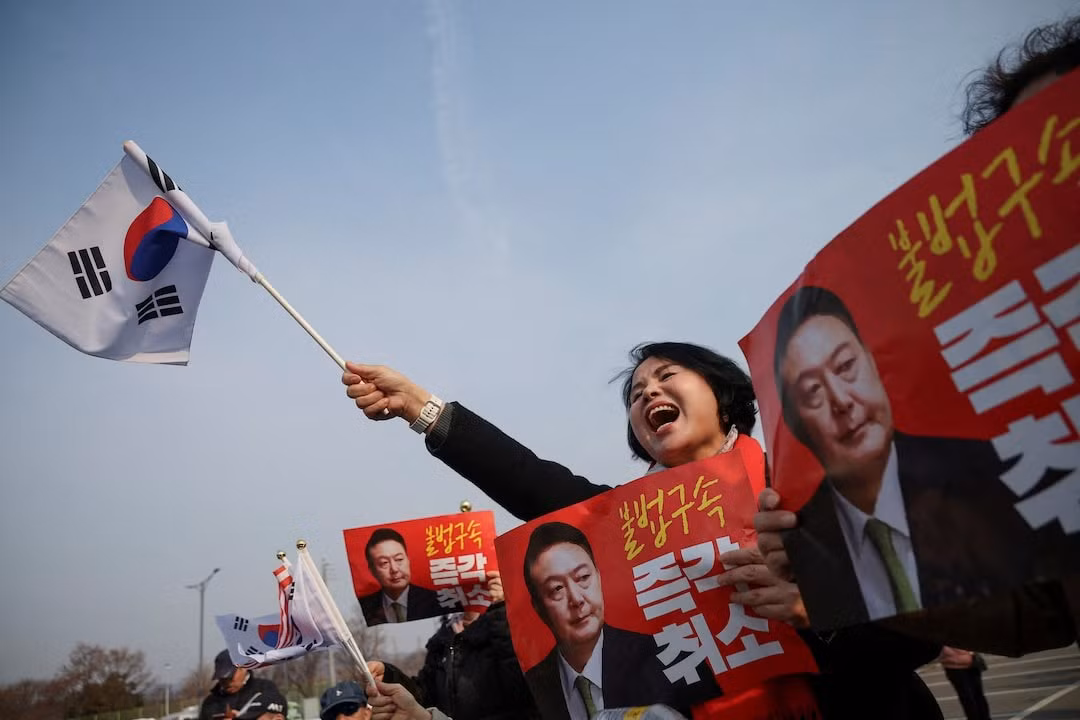 Người ủng hộ ông Yoon tập trung trước trại giam. (Ảnh: Reuters)