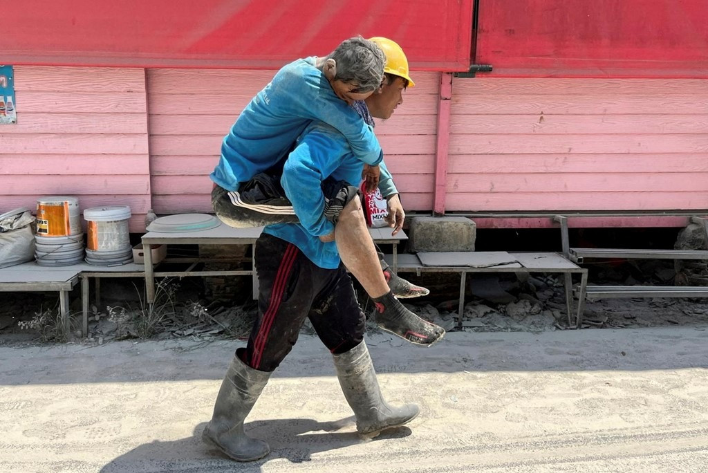 Hiện trường vụ sập nhà ở Bangkok. (Ảnh: AP)