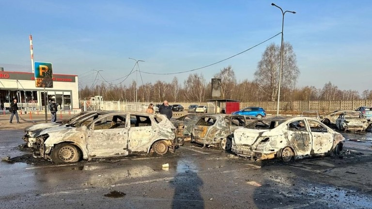 Những chiếc xe hơi bị thiêu rụi vì mảnh vỡ máy bay không người lái rơi trúng. (Ảnh: Telegram)