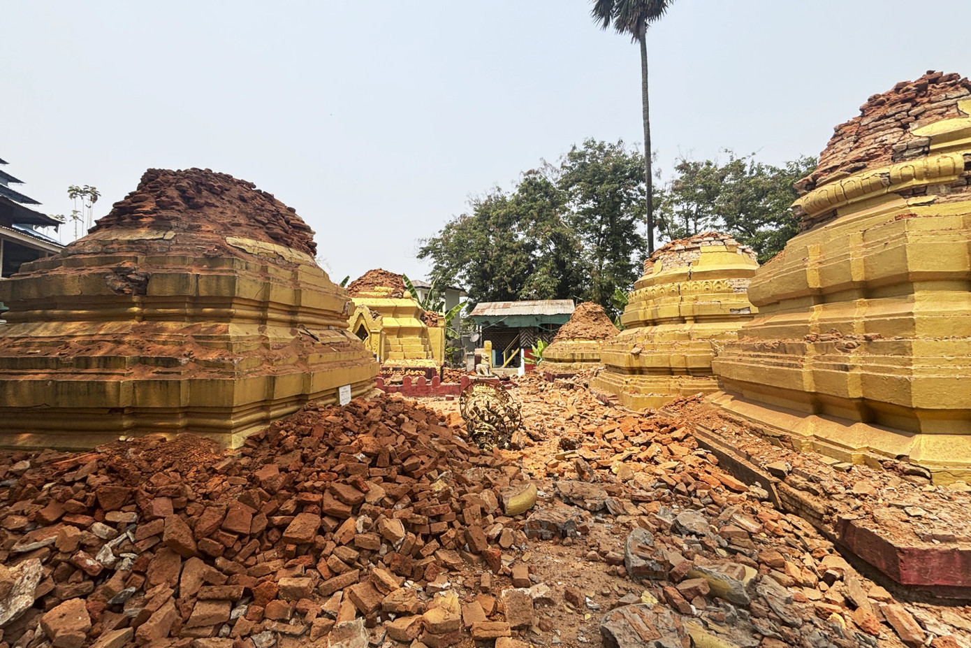 Một công trình tôn giáo ở Naypyitaw bị hư hại nặng nề vì động đất. (Ảnh: AP)