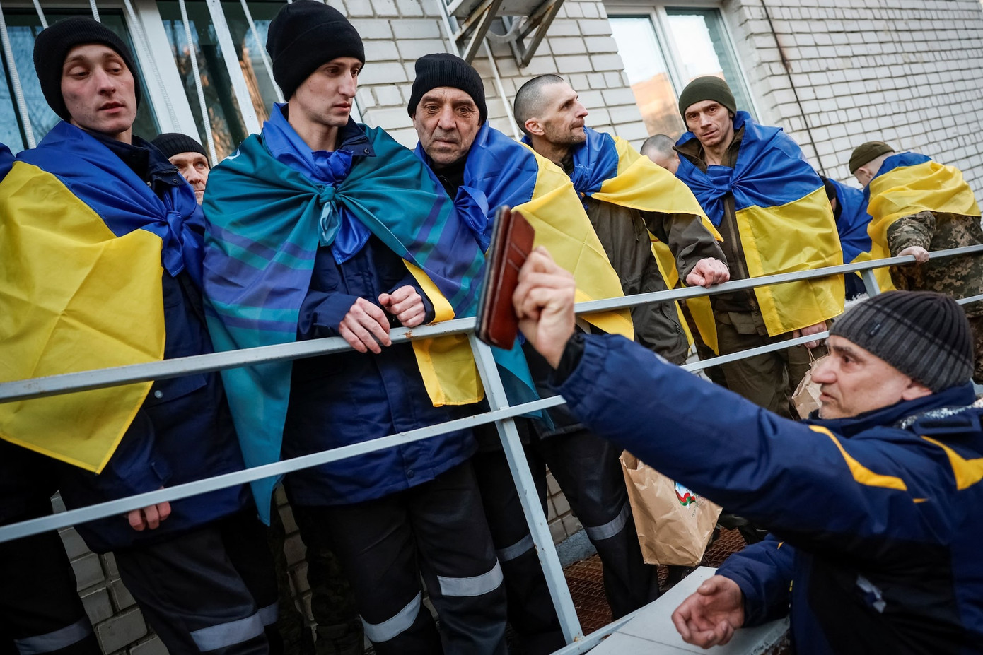 Các tù binh Ukraine được trả tự do ngày 19/3. (Ảnh: Reuters) Các tù binh Ukraine được trả tự do ngày 19/3. (Ảnh: Reuters)