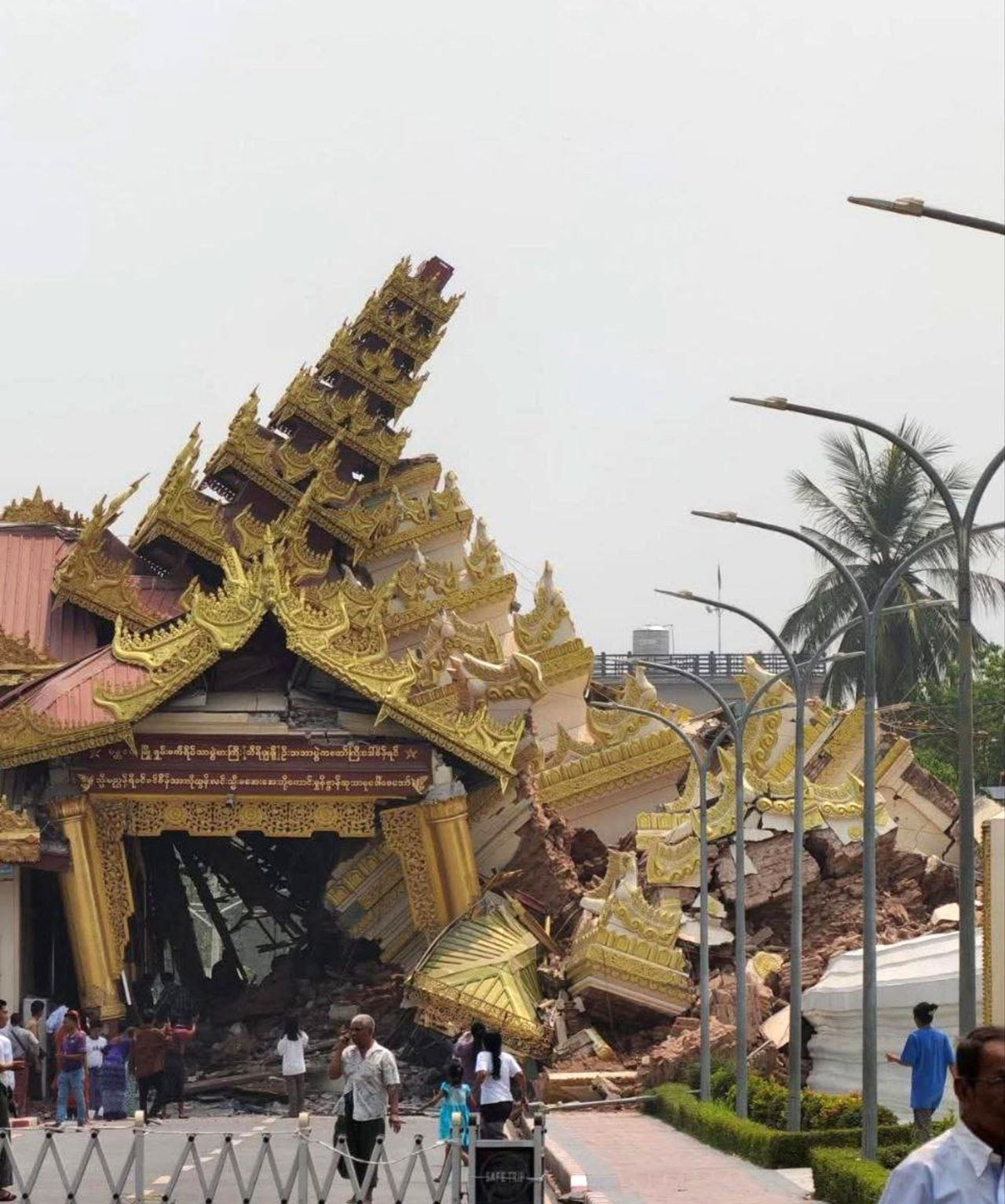 Khu phức hợp Cung điện Hoàng gia ở Mandalay (Myanmar) bị hư hại nặng nề. (Ảnh: MRTV) Khu phức hợp Cung điện Hoàng gia ở Mandalay (Myanmar) bị hư hại nặng nề. (Ảnh: MRTV)