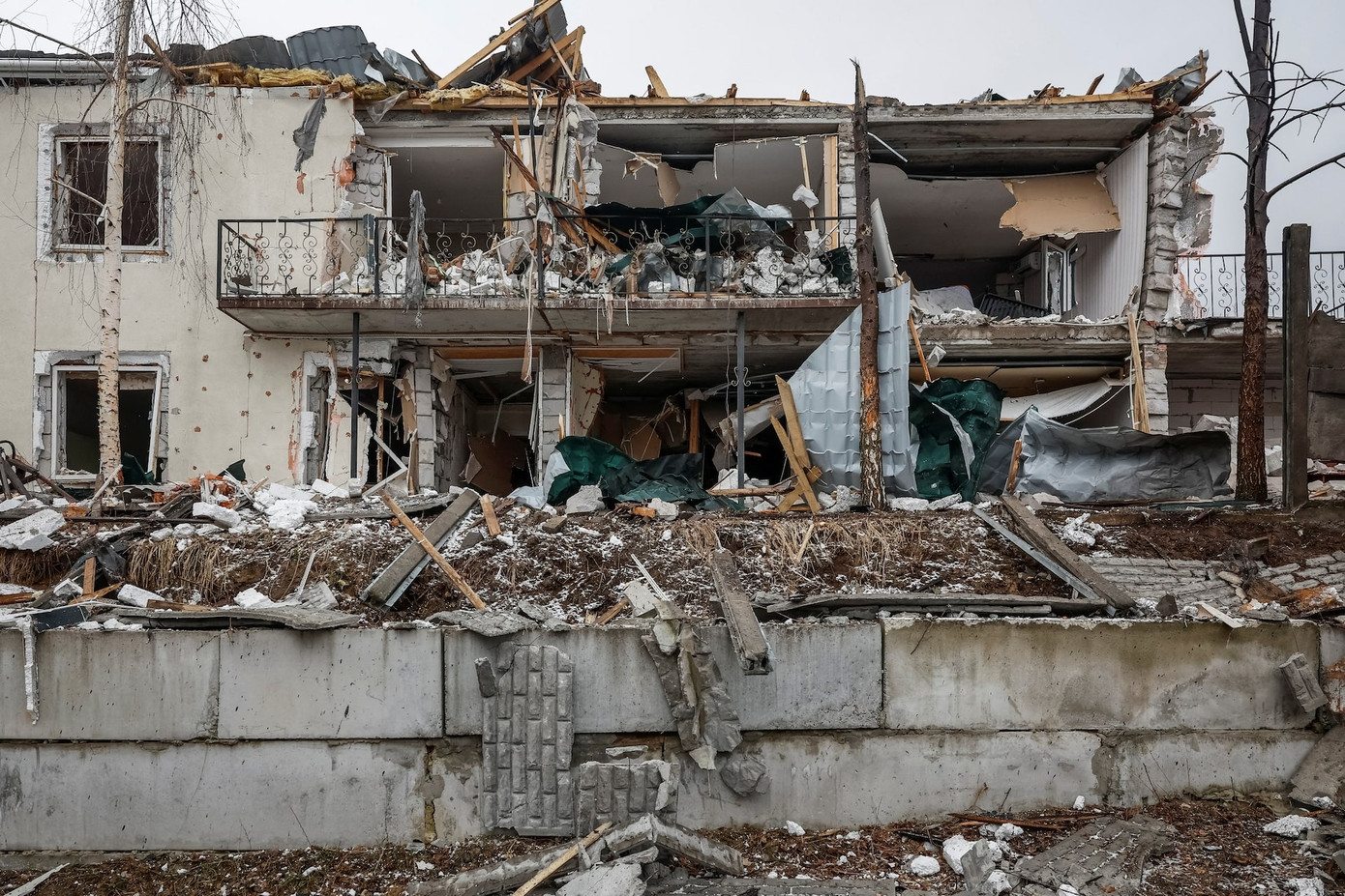 Một số công trình ở Ukraine bị hư hại sau cuộc không kích ngày 19/3 của Nga. (Ảnh: Reuters) Một số công trình ở Ukraine bị hư hại sau cuộc không kích ngày 19/3 của Nga. (Ảnh: Reuters)