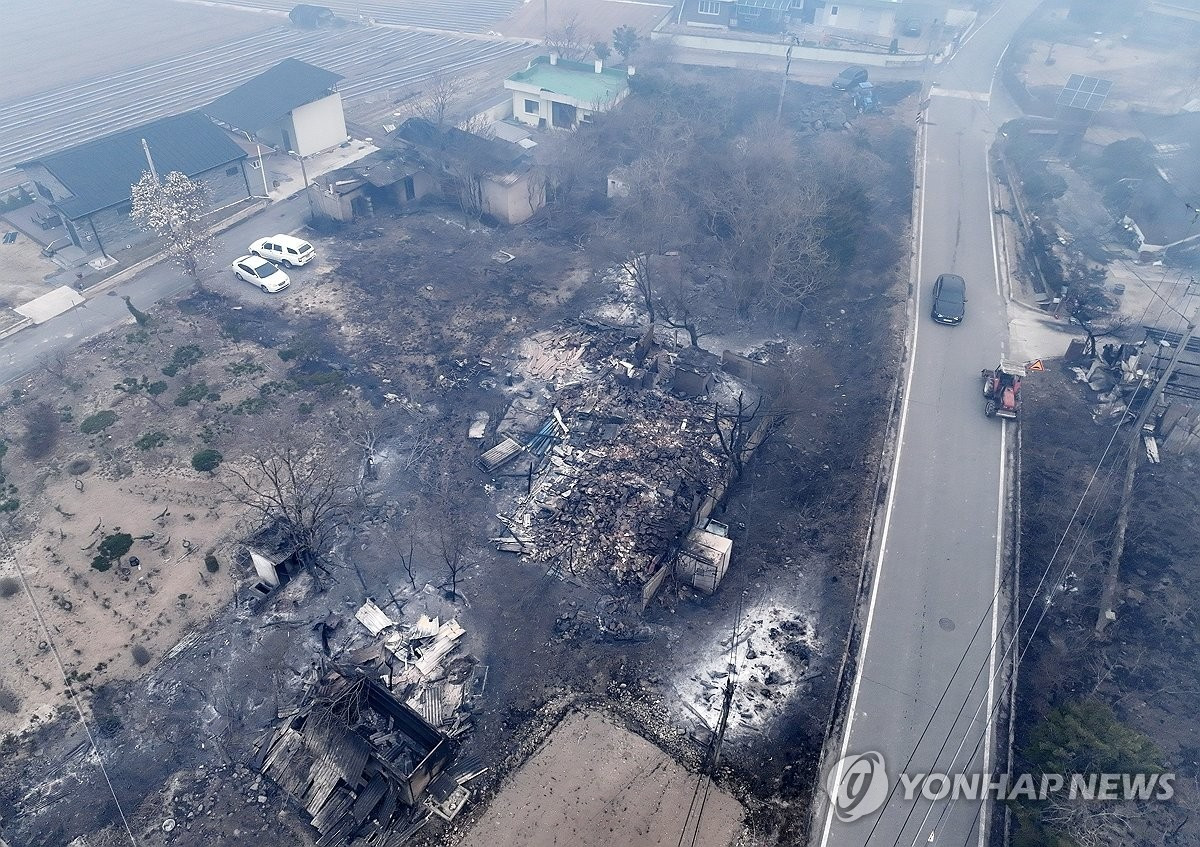 Đám cháy không ngừng lan rộng. (Ảnh: Yonhap) Đám cháy không ngừng lan rộng. (Ảnh: Yonhap)