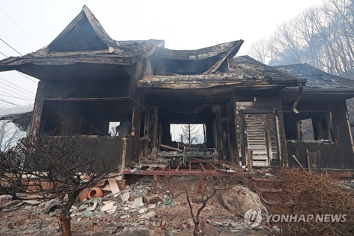 Một ngôi nhà bị thiêu rụi. (Ảnh: Yonhap) Một ngôi nhà bị thiêu rụi. (Ảnh: Yonhap)