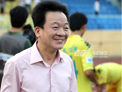 Bầu Hiển rất vất vả để kiếm tiền nuôi các đội bóng (Ảnh: Quang Minh)