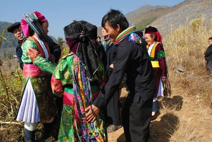 Kỳ lạ tục “vỗ mông” kén vợ của người Mông ảnh 2