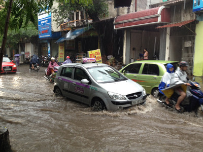 Đường phố Hà Nội ngập lụt sáng 3/8. Ảnh: Nguyễn tú