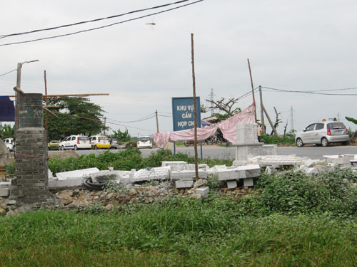 Nhóm côn đồ đến và rút khỏi hiện trường trên những chiếc taxi