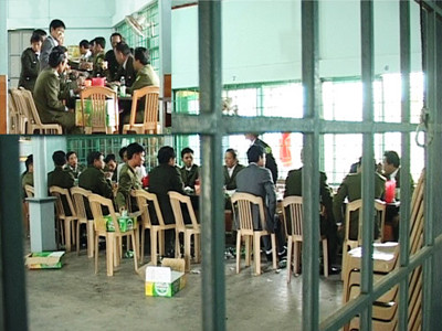 Công an xã ở H.Hải Lăng (Quảng Trị) tổ chức “giao lưu” không đúng lúc, bị phóng viên QTV ghi hình lại giữa tháng 2/2013